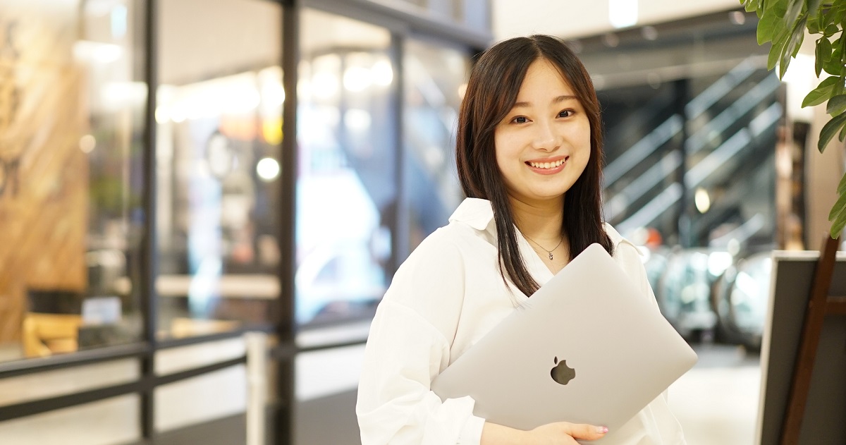 就活中 会社員向いていないよ と言われた彼女が今や編集長 金丸理紗の 楽しく働くコツ とは 株式会社日本デザイン